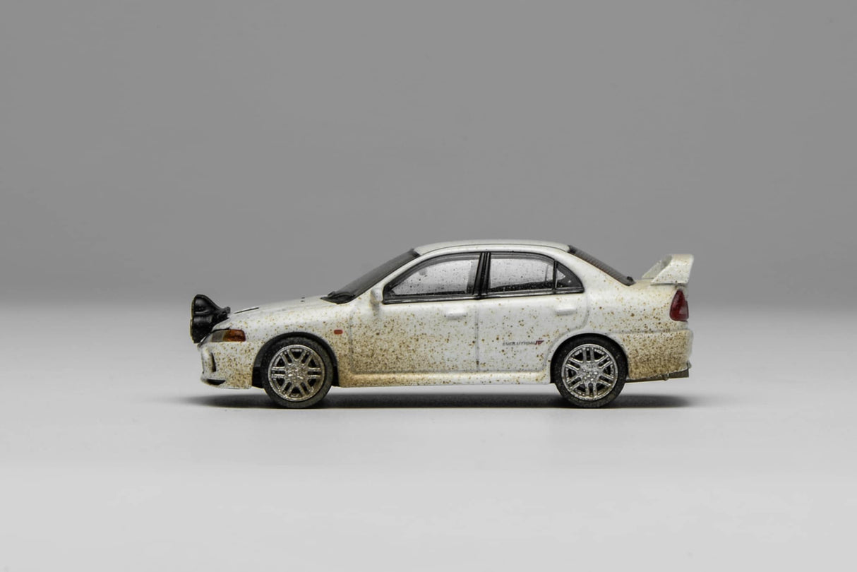 *PREORDER* MotorHelix 1:64 Mitsubishi Lancer EVO IV Muddy Version in Rally White