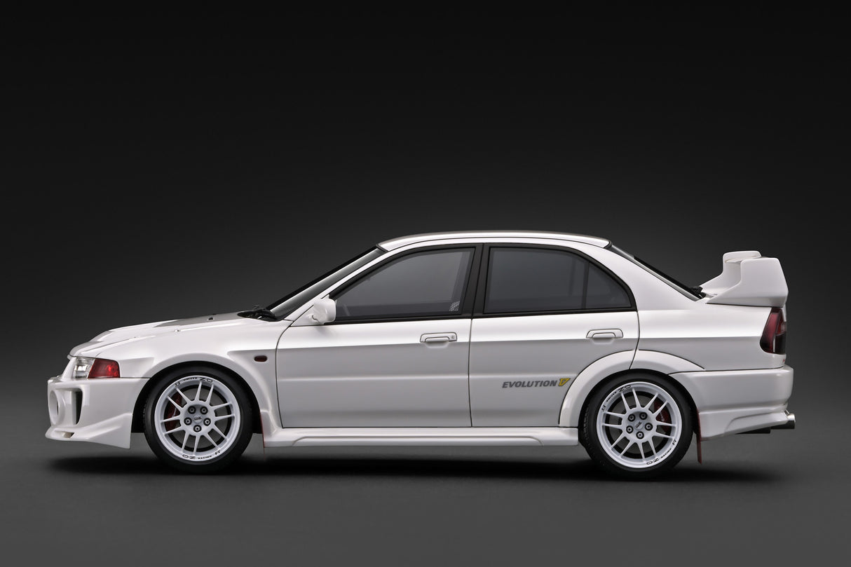 *PREORDER* Ignition Model 1:18 Mitsubishi Lancer Evolution V (CP9A) in White with Engine Display
