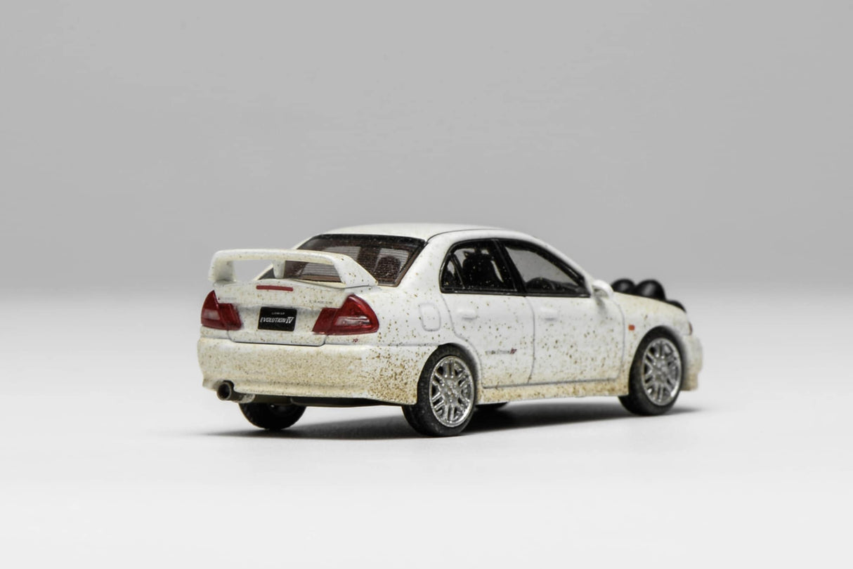 *PREORDER* MotorHelix 1:64 Mitsubishi Lancer EVO IV Muddy Version in Rally White