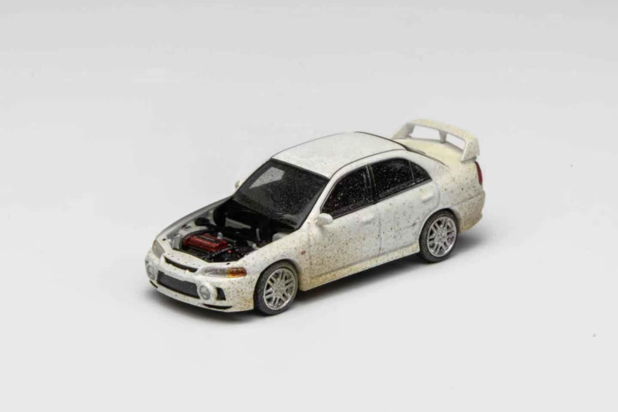 *PREORDER* MotorHelix 1:64 Mitsubishi Lancer EVO IV Muddy Version in Rally White