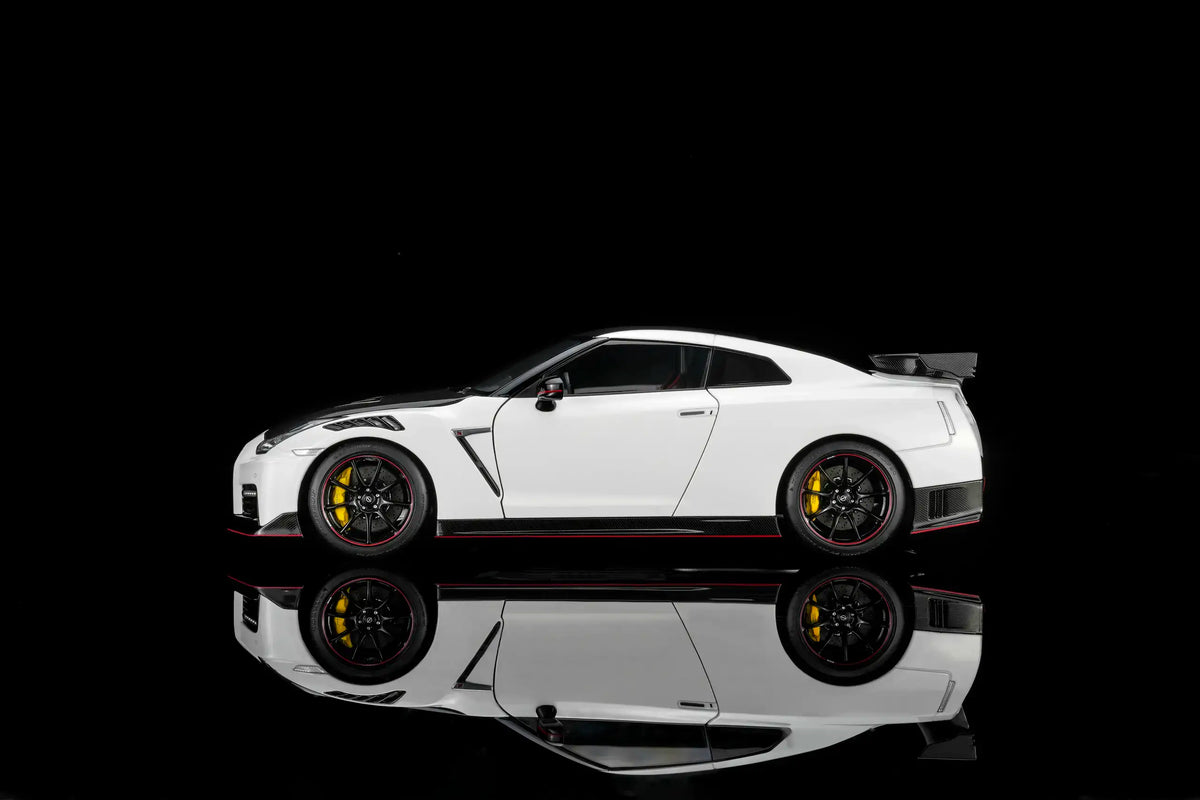 MotorHelix 1:18 Nissan GT-R NISMO (R35) Special Edition 2022 Brilliant White Pearl