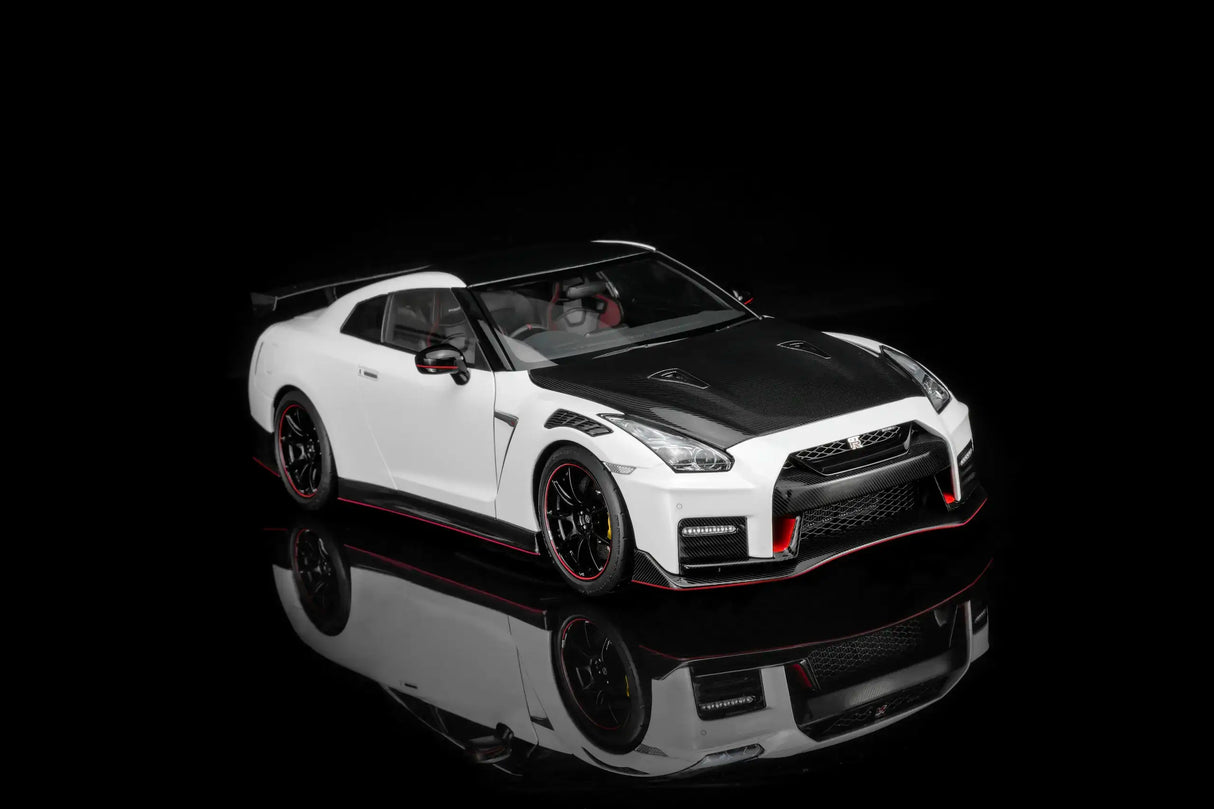 MotorHelix 1:18 Nissan GT-R NISMO (R35) Special Edition 2022 Brilliant White Pearl