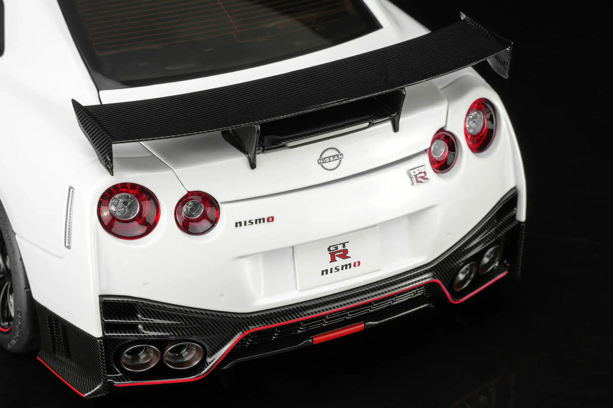MotorHelix 1:18 Nissan GT-R NISMO (R35) Special Edition 2022 Brilliant White Pearl