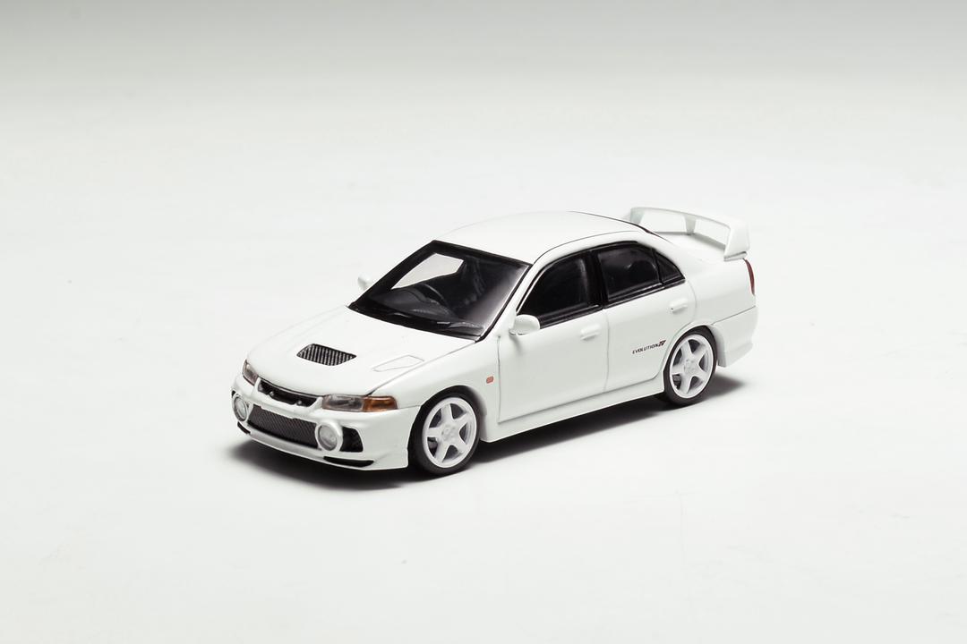 MotorHelix 1:64 Mitsubishi Lancer EVO IV in Scotia White