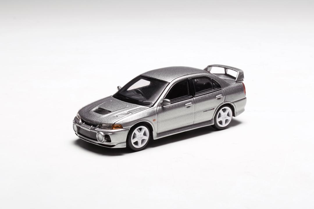 MotorHelix 1:64 Mitsubishi Lancer EVO IV in Steel Silver Metallic