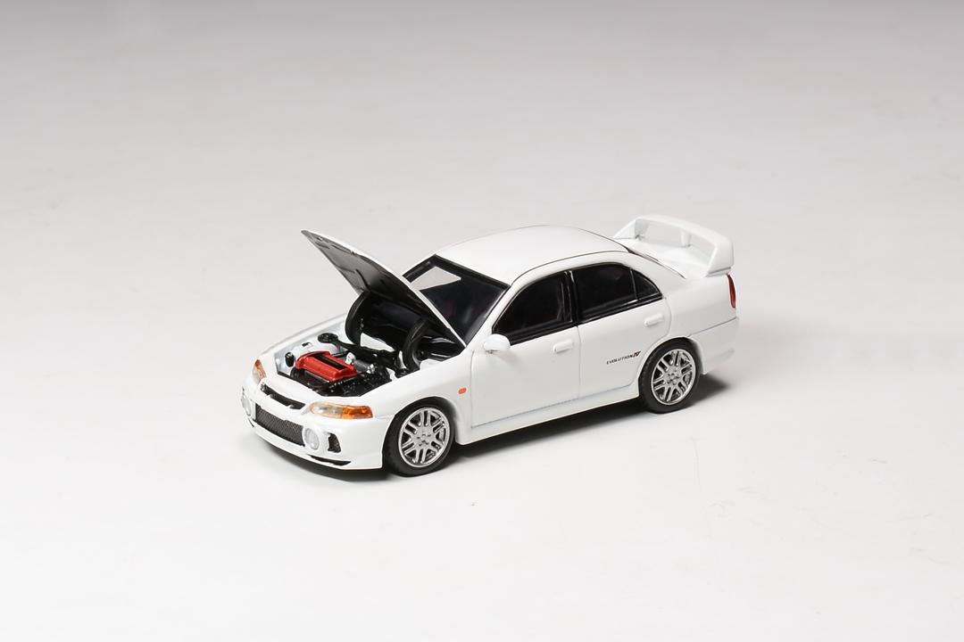 MotorHelix 1:64 Mitsubishi Lancer EVO IV in Scotia White