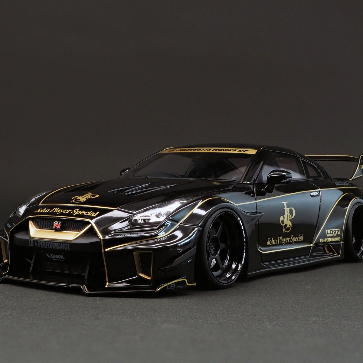Ignition Model 1:18 Nissan GT-R GT 35GT-RR LB Works Silhouette in 
