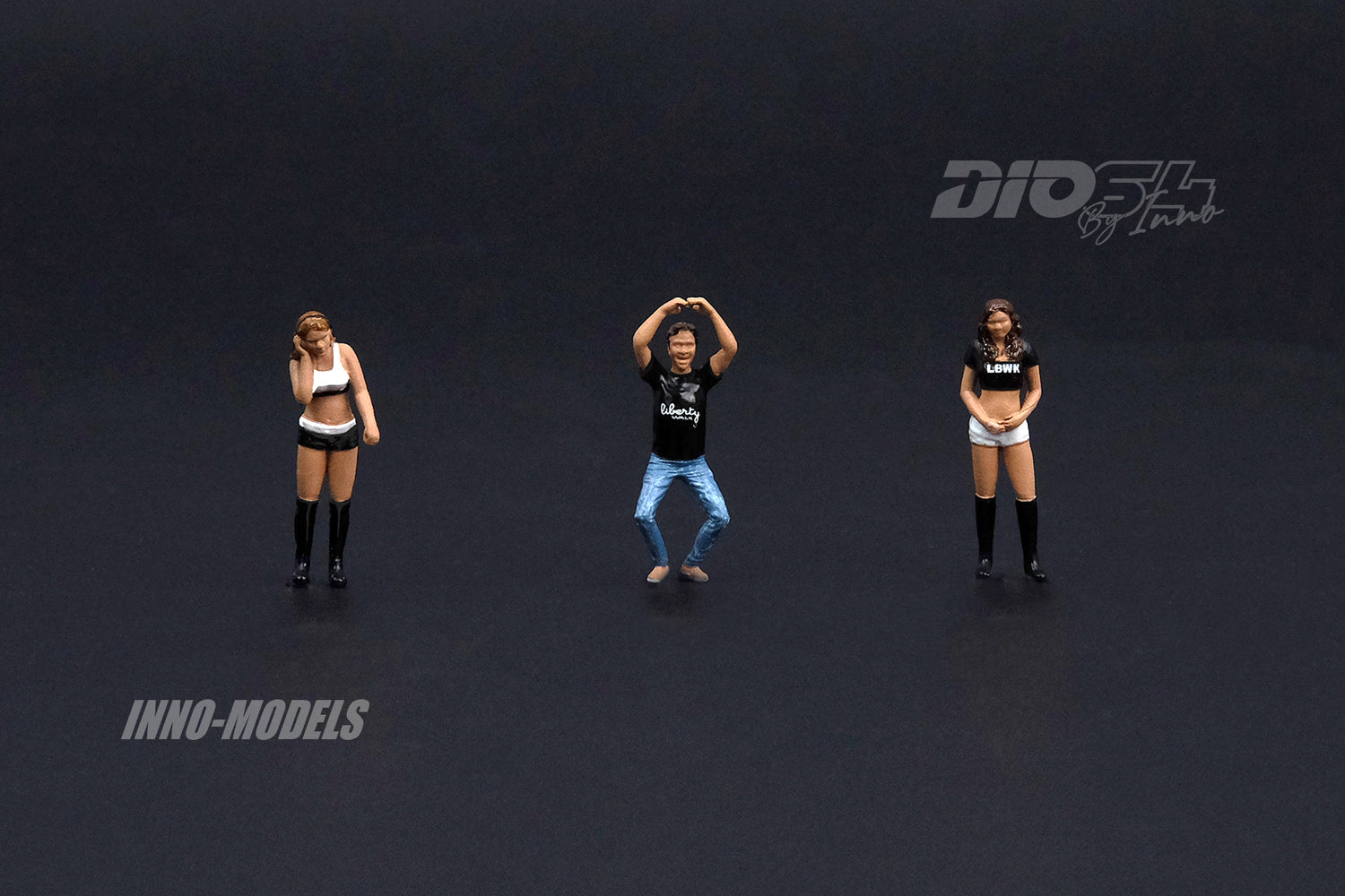 INNO Models 1:64 Liberty Walk Auto Salon Diorama Set with 1/64 Porsche 997 LBWK Chrome Finish and Figures