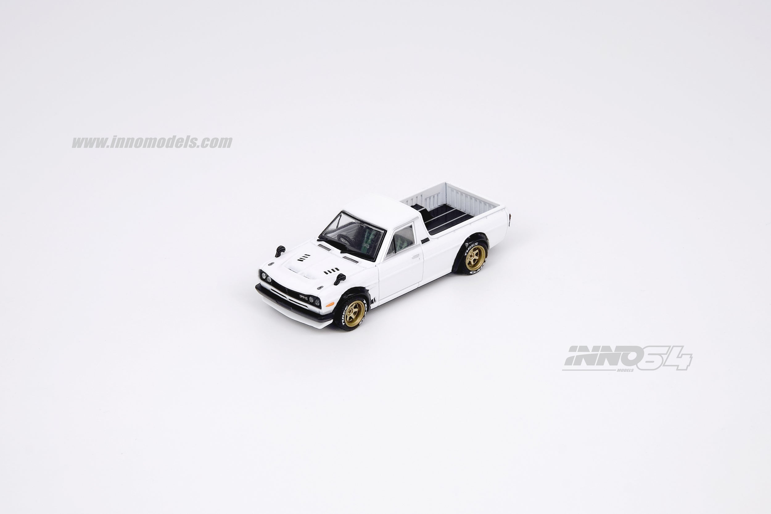 INNO Models 1:64 Nissan Sunny Hakotora Pickup White – Model