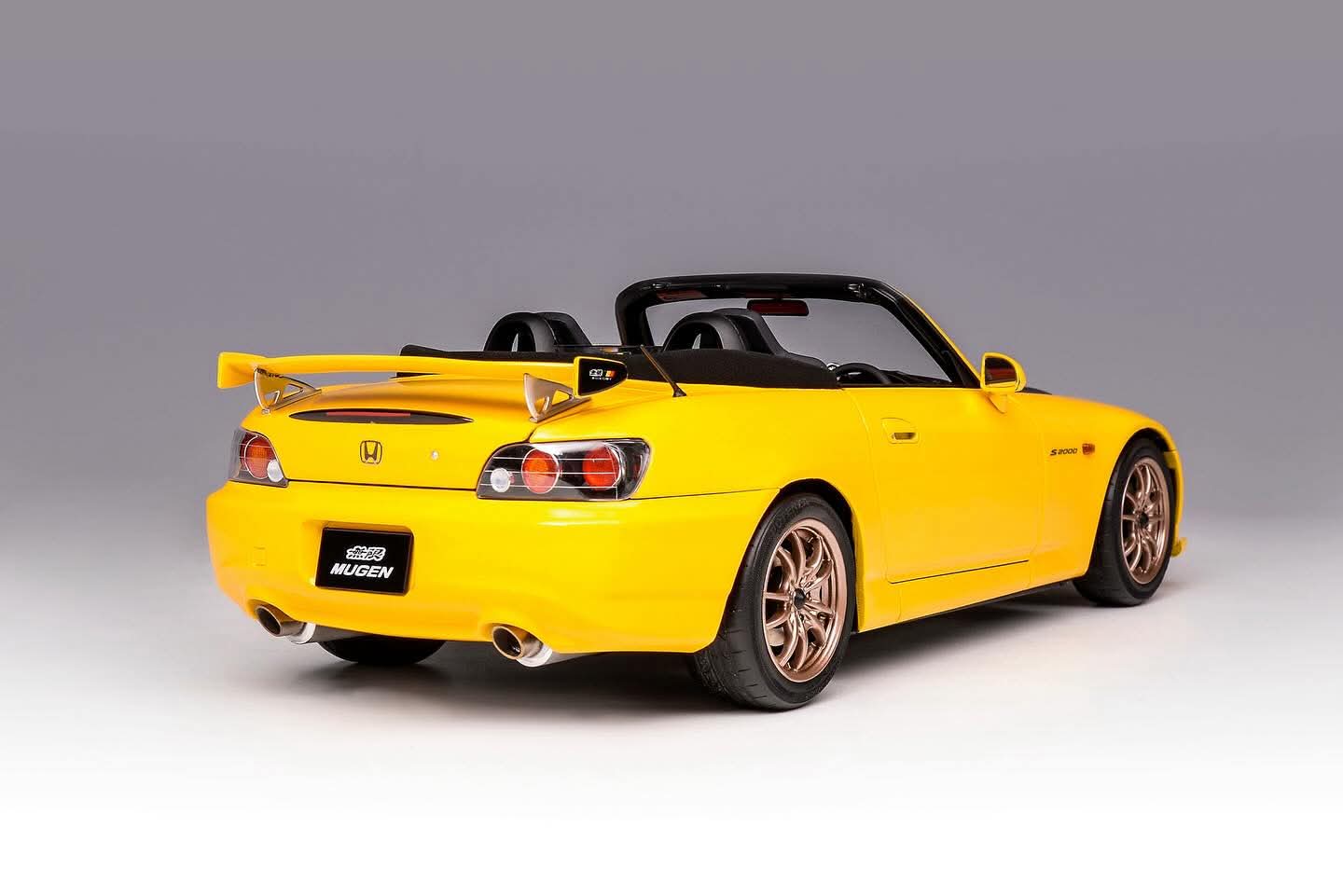 MotorHelix 1/18 Honda S2000 (AP2) MUGEN in New Indy Yellow Pearl