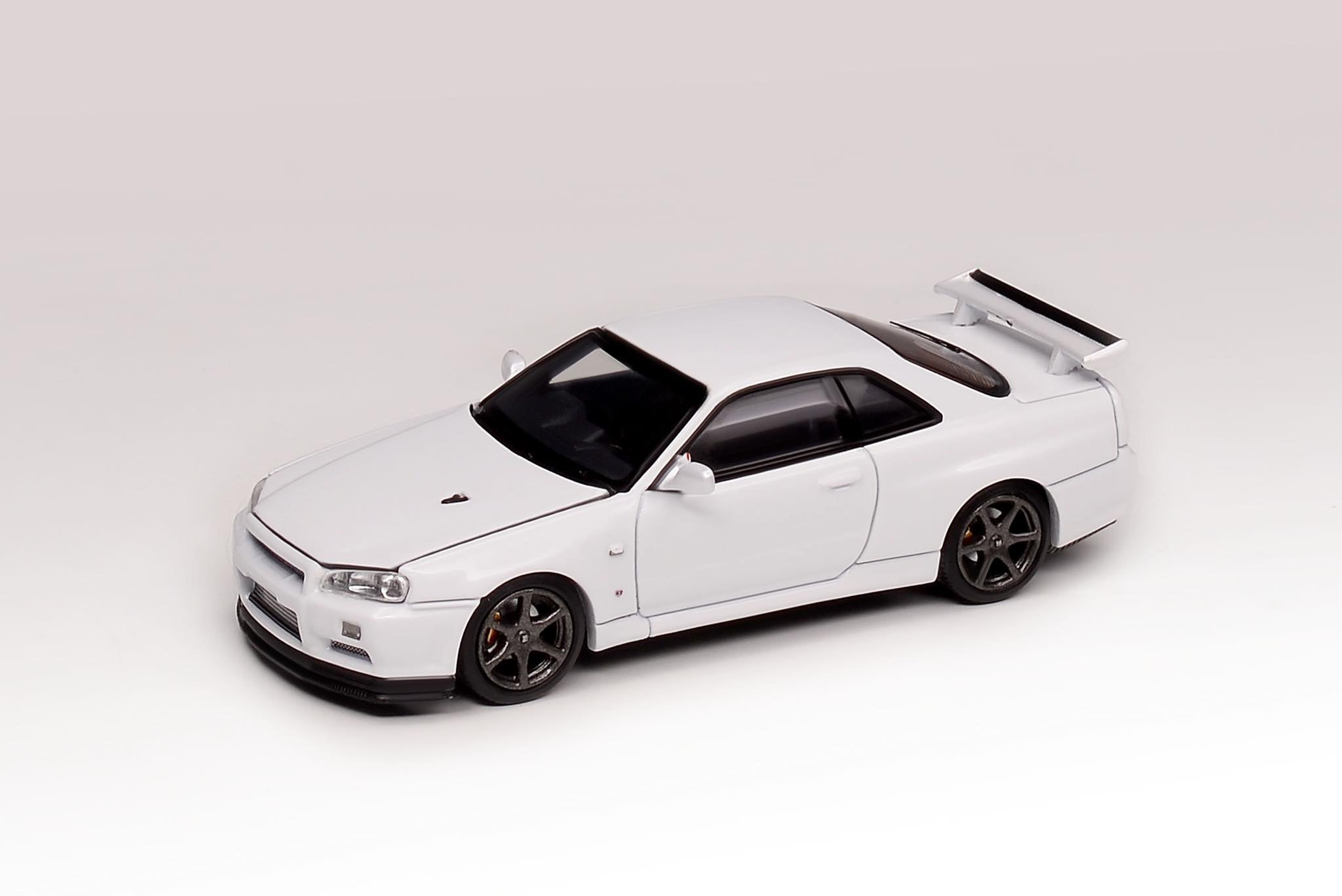 【WEB限定】Nissan Skyline  White With Engine MotorHelix 1/64 Nissan Skyline GT-R (BNR34) in Pearl White