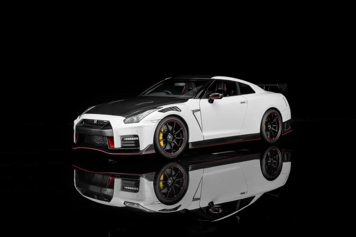 MotorHelix 1:18 Nissan GT-R NISMO (R35) Special Edition 2022 Brilliant White Pearl