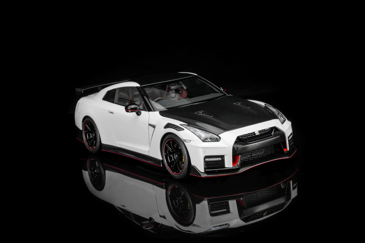 MotorHelix 1:18 Nissan GT-R NISMO (R35) Special Edition 2022 Brilliant White Pearl