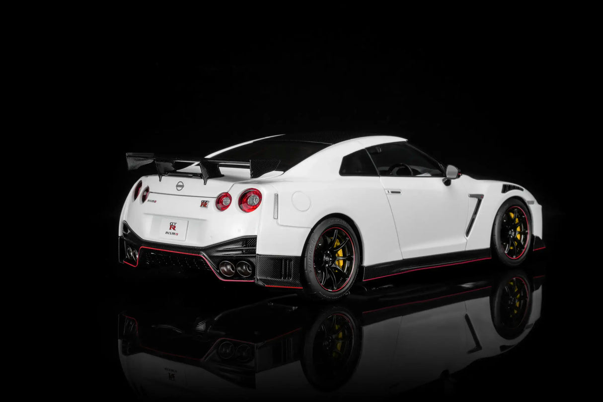 MotorHelix 1:18 Nissan GT-R NISMO (R35) Special Edition 2022 Brilliant White Pearl