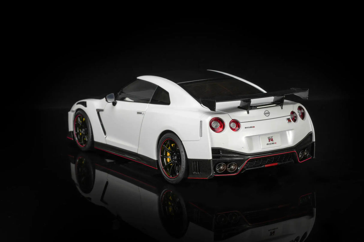 MotorHelix 1:18 Nissan GT-R NISMO (R35) Special Edition 2022 Brilliant White Pearl