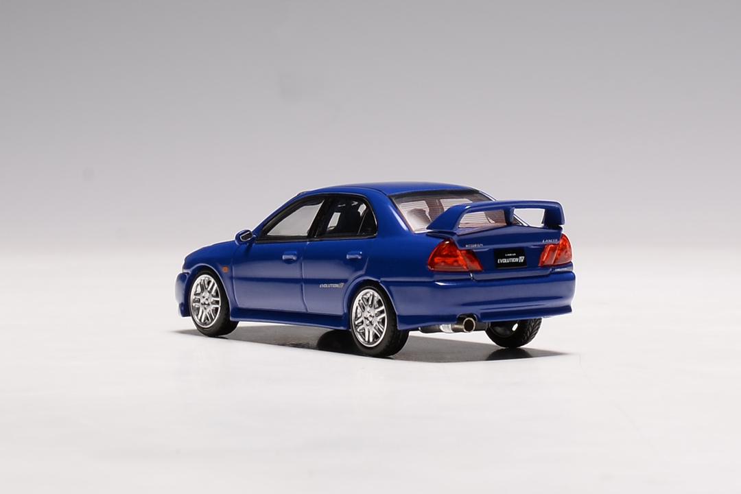MotorHelix 1:64 Mitsubishi Lancer EVO IV in Icelle Blue – Model