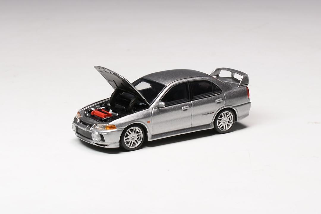MotorHelix 1:64 Mitsubishi Lancer EVO IV in Steel Silver Metallic