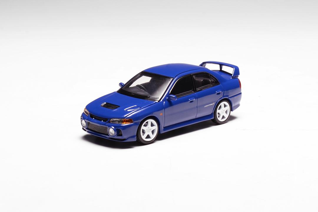 MotorHelix 1:64 Mitsubishi Lancer EVO IV in Icelle Blue – Model