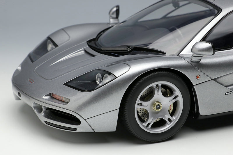 McLAREN F1 ROAD CAR 1993 chrome au 1/18 d MAISTO voiture miniature de McLAREN F1 ROAD CAR 1993 chrome au 1/18 d MAISTO voiture miniature de