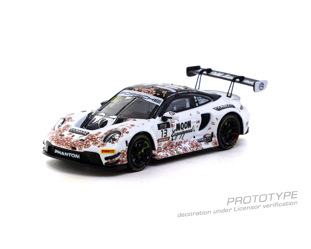 *PREORDER* Tarmac Works 1:64 Porsche 911 GT3 R – Suzuka 1000km IGTC 2025 with Trading Cards Combo
