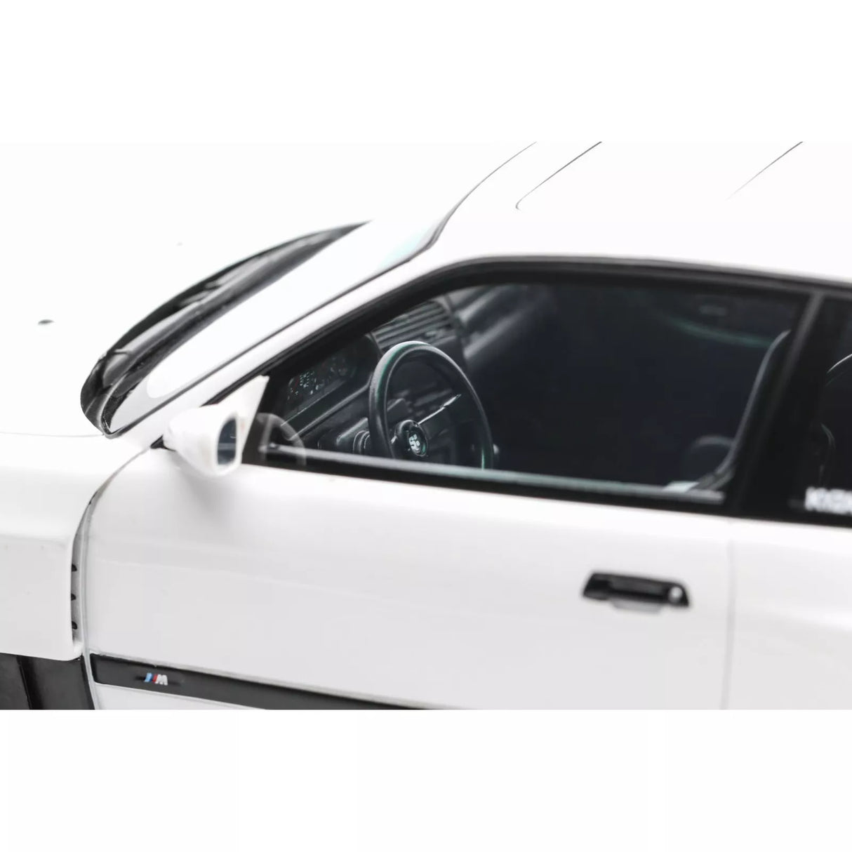 Ottomobile 1:18 BMW E36 Khyzyl Saleem Alpine White 300 2022