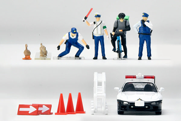 Tomytec 1:64 Geocelle Diorama with Mazda RX-7 Police Car and Figures