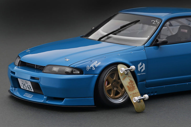 Ignition Model 1:18 Nissan Skyline GT-R (BCNR33) PANDEM in Blue with Skate  Board