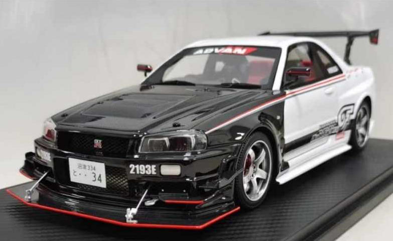 One Model 1:18 Nissan Skyline (BNR34) GT-R in White / Black One Model 1:18 Nissan Skyline (BNR34) GT-R in White / Black