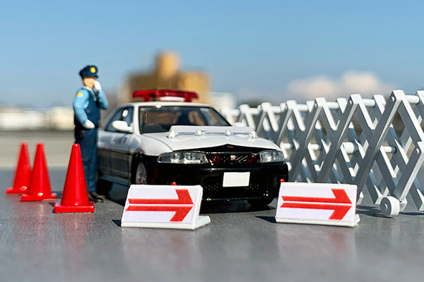 Tomytec 1:64 Geocelle Diorama with Nissan GT-R AUTECH Police Car and Figures