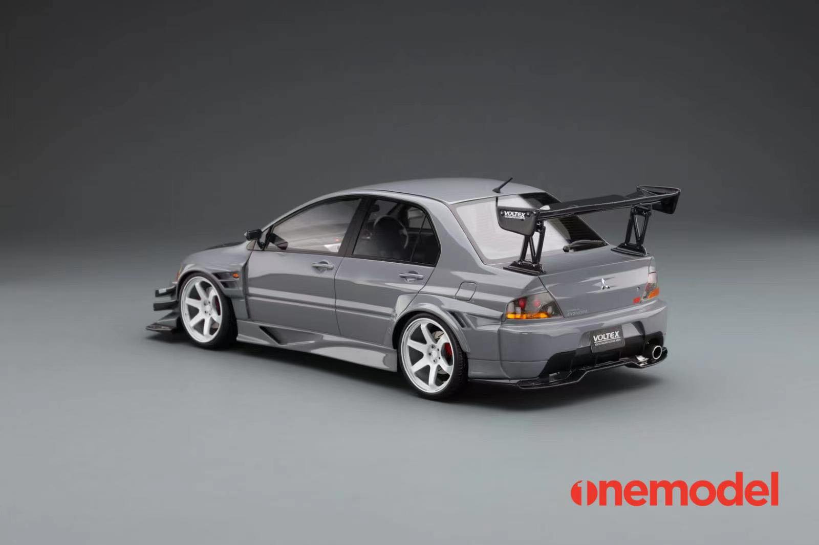 One Model 1:18 Mitsubishi Lancer Evolution IX Voltex with Carbon