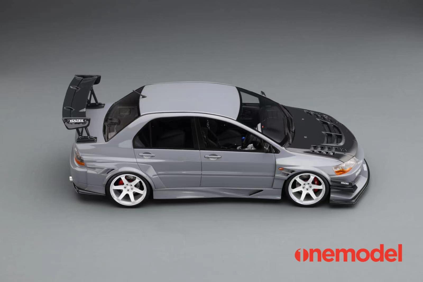 One Model 1:18 Mitsubishi Lancer Evolution IX Voltex with Carbon