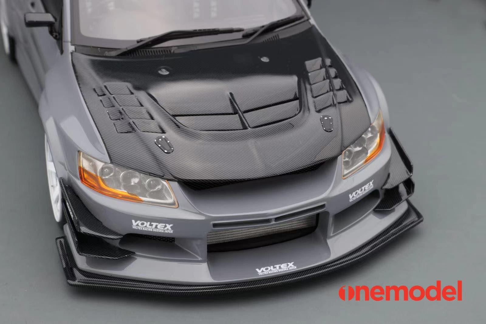 One Model 1:18 Mitsubishi Lancer Evolution IX Voltex with Carbon
