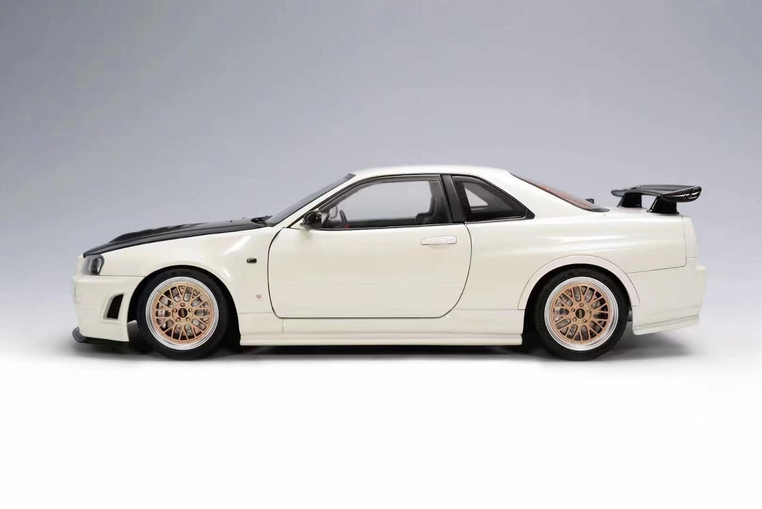 MOTORHELIX 1:18 Nissan Skyline GT-R (R34) Z-Tune in White