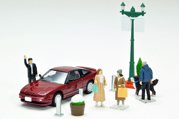 TomyTec 1:64 Geocelle 64 Car Urban Street Corner with Car and Figures