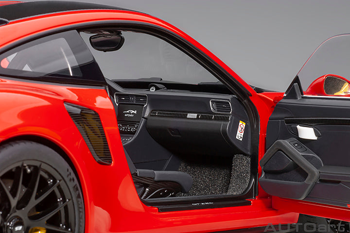AUTOart 1:18 Porsche 911 (991.2) GT2 RS Weissach Package in Guards