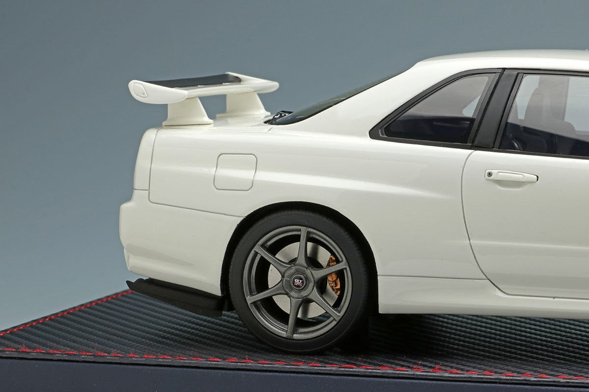 Nissan Skyline GT-R (BNR34) M-Spec NUR Pearl White with Acrylic