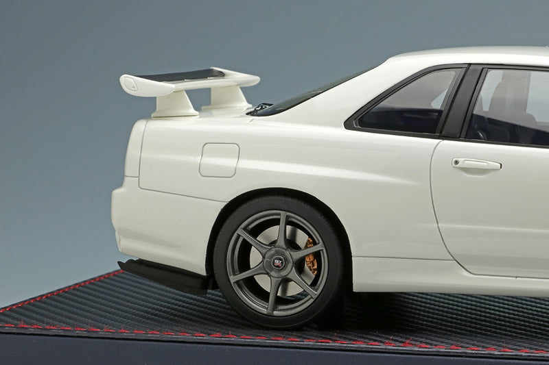 Nissan Skyline GT-R (BNR34) M-Spec NUR Pearl White with Acrylic Case