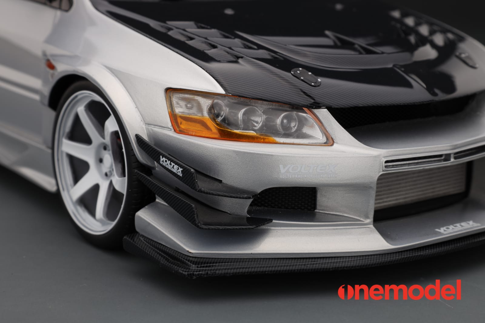 One Model 1:18 Mitsubishi Lancer Evolution IX Voltex with Carbon