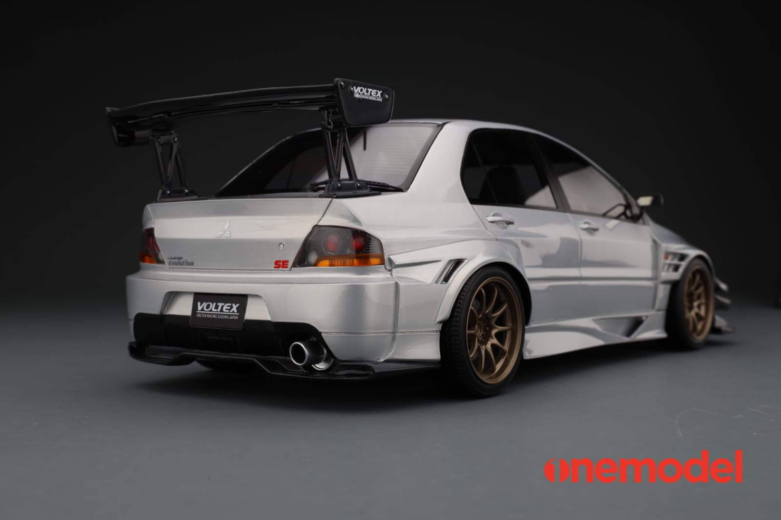 One Model 1:18 Mitsubishi Lancer Evolution IX Voltex with Carbon
