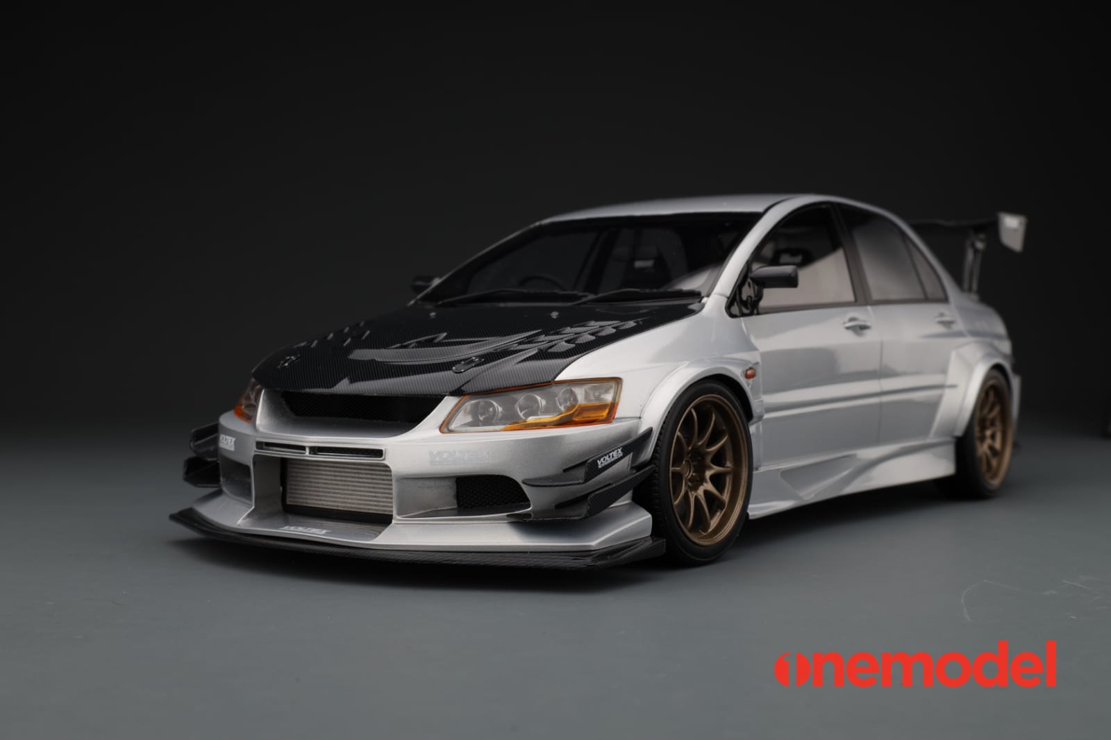One Model 1:18 Mitsubishi Lancer Evolution IX Voltex with Carbon