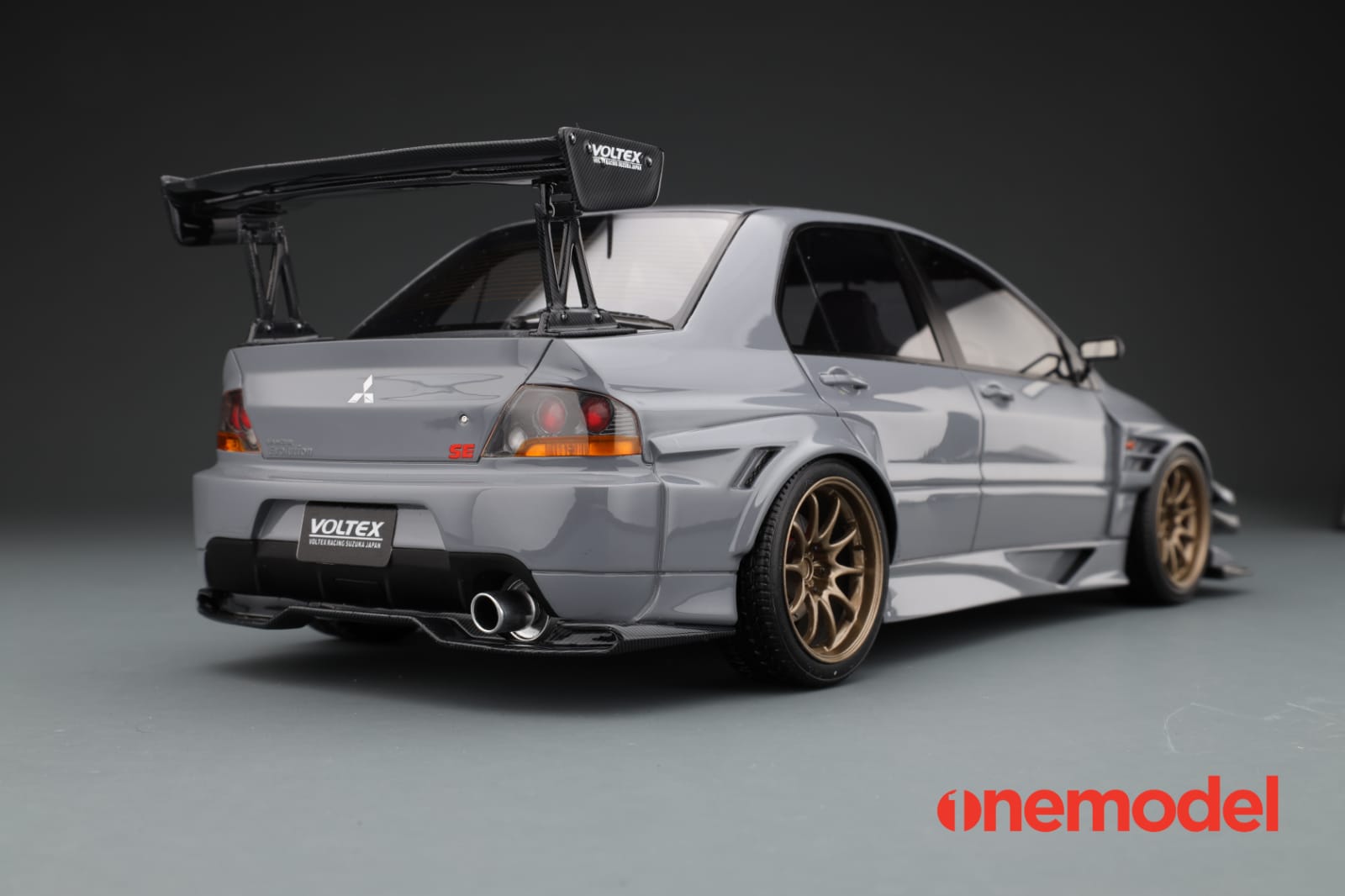 One Model 1:18 Mitsubishi Lancer Evolution IX Voltex with Carbon