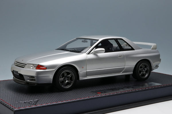 Nissan Skyline GT-R (BNR32) Spark Silver Metallic with Acrylic Case