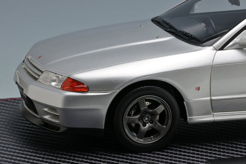 Nissan Skyline GT-R (BNR32) Spark Silver Metallic with Acrylic Case