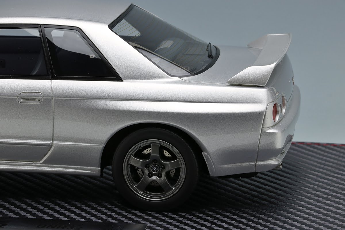Nissan Skyline GT-R (BNR32) Spark Silver Metallic with Acrylic